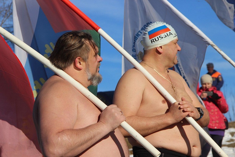 Тюменские моржи открыли новый сезон массовым обливанием и заплывом с флагами