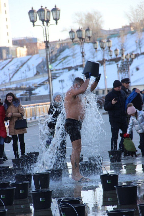 Тюменские моржи открыли новый сезон массовым обливанием и заплывом с флагами