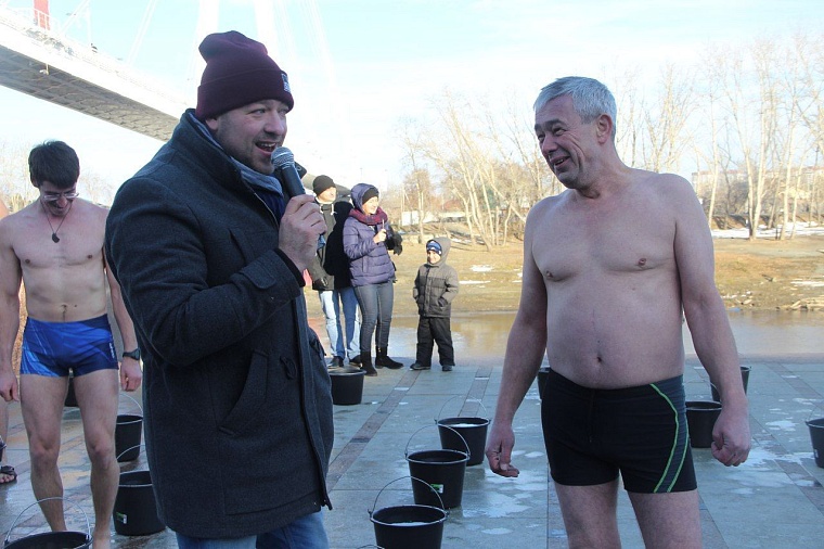 Тюменские моржи открыли новый сезон массовым обливанием и заплывом с флагами