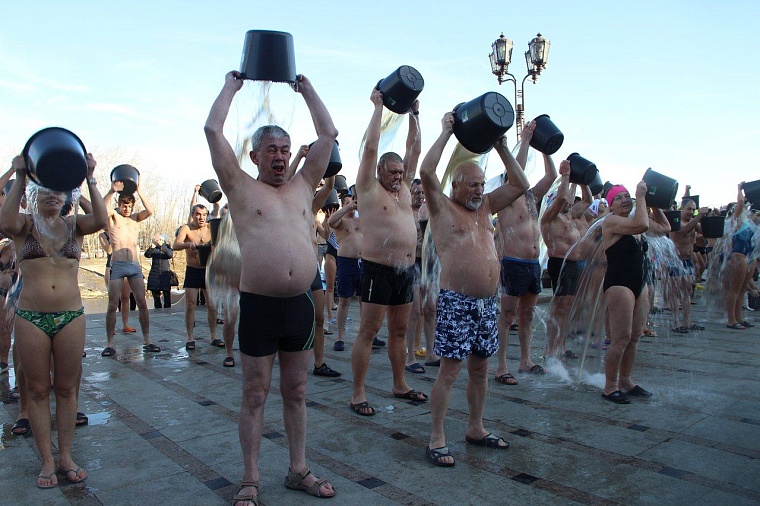 Тюменские моржи открыли новый сезон массовым обливанием и заплывом с флагами