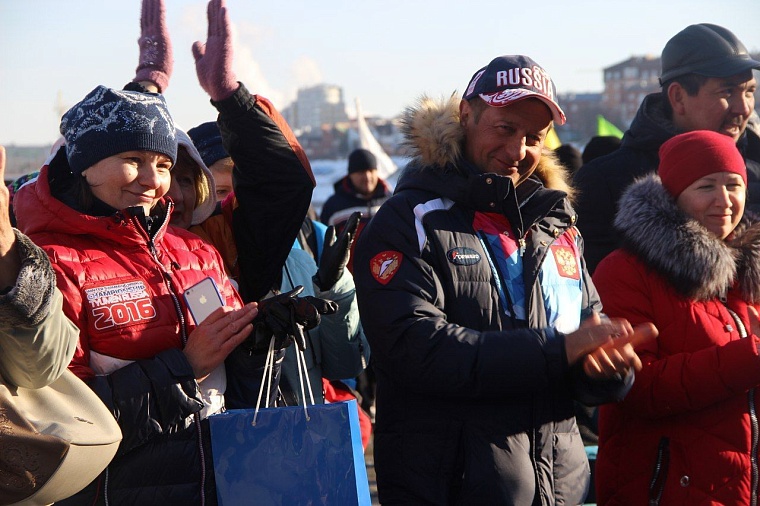 Тюменские моржи открыли новый сезон массовым обливанием и заплывом с флагами