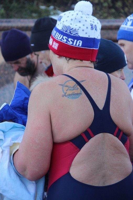 Тюменские моржи открыли новый сезон массовым обливанием и заплывом с флагами