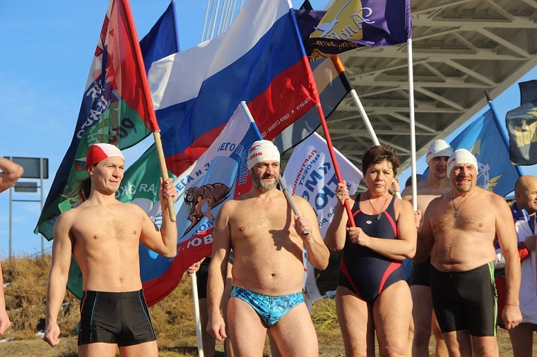 Тюменские моржи открыли новый сезон массовым обливанием и заплывом с флагами