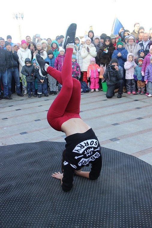 Тюменские моржи открыли новый сезон массовым обливанием и заплывом с флагами