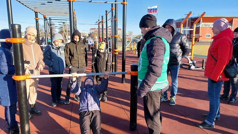 Новая спортплощадка с тренажерами и воркаут-зоной открыта в Аромашево
