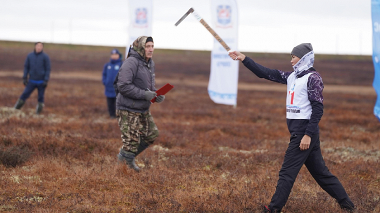 Северные многоборцы соревнуются в метании топора на дальность