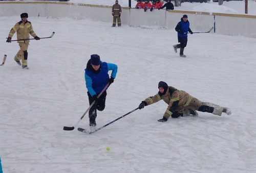 Тюменские пожарные вышли на лед