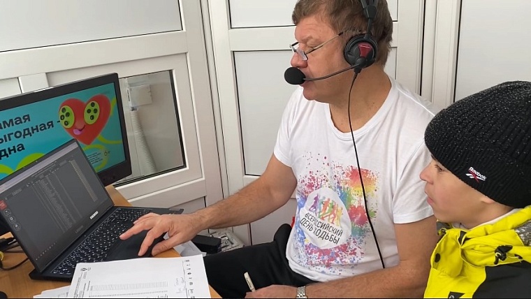 Дмитрий Губерниев провел прямой эфир чемпионата России вместе с уватским школьником