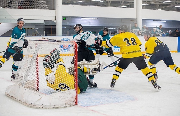 На протяжении пяти дней было сыграно восемнадцать матчей. Игровой момент матча между командами «МНКТ» и «Силовые агрегаты».