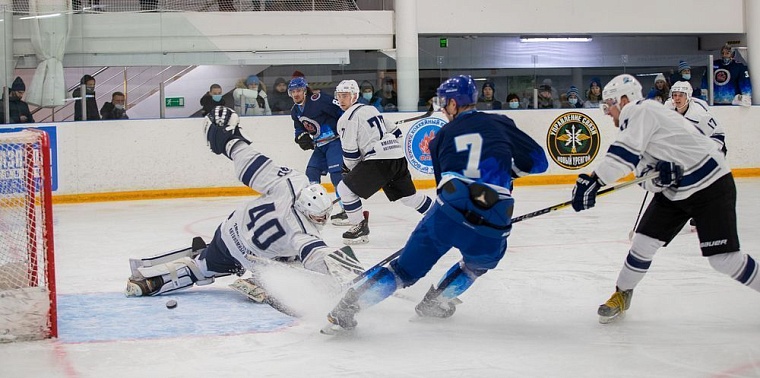 Борьба за 1 и 2 место между командами «Факел» и «Северный характер».