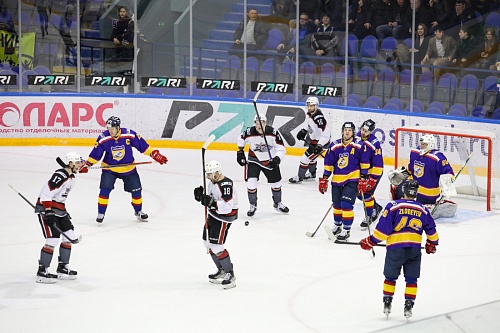 Тюменский ХК «Рубин» одержал первую победу в выездной серии, перевернув игру за 8 минут