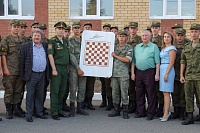 Чемпион мира Анатолий Карпов подарил шахматную доску с личным автографом ишимским военным