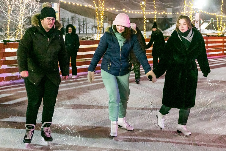 А не сходить ли на каток? Тестируем ледовую площадку у «Конторы пароходства»