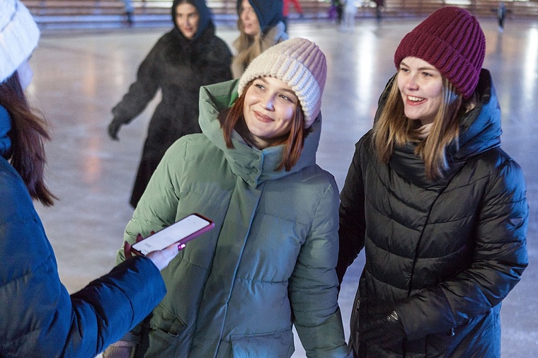 А не сходить ли на каток? Тестируем ледовую площадку у «Конторы пароходства»