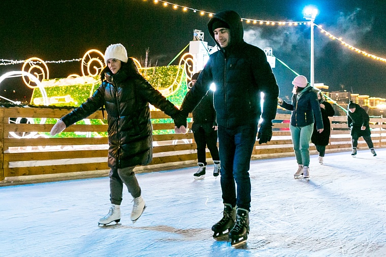 А не сходить ли на каток? Тестируем ледовую площадку у «Конторы пароходства»