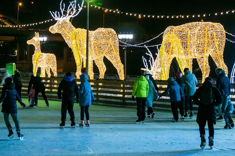 А не сходить ли на каток? Тестируем ледовую площадку у «Конторы пароходства»