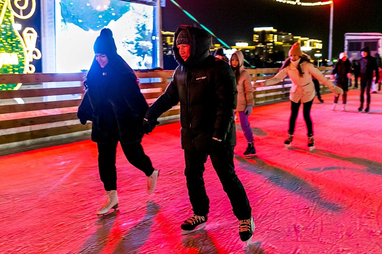А не сходить ли на каток? Тестируем ледовую площадку у «Конторы пароходства»