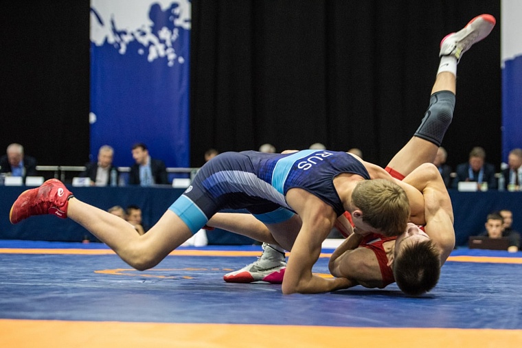 Александр Моор пожелал юным борцам успешной спортивной карьеры во славу России