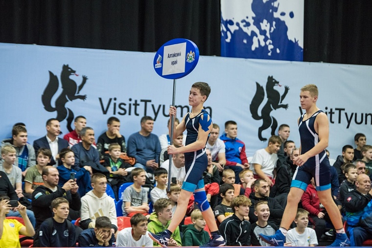 Александр Моор пожелал юным борцам успешной спортивной карьеры во славу России