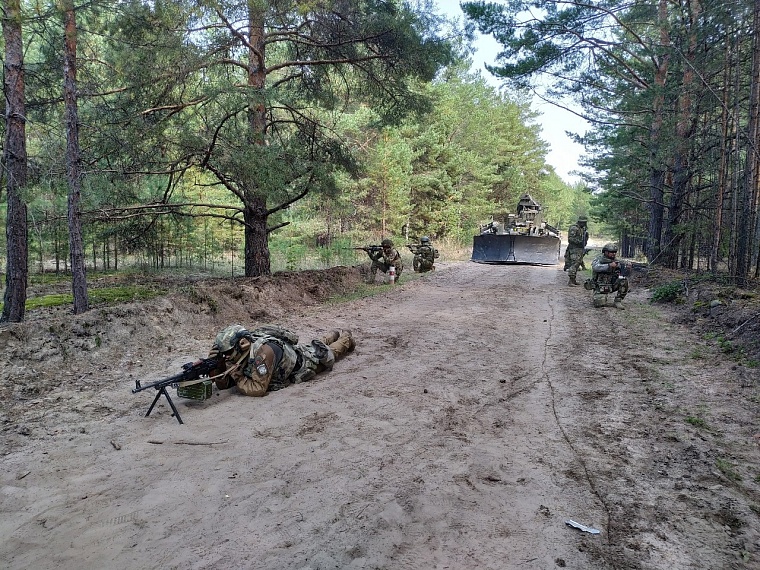 Тюменские военнослужащие написали песню «Учим будущих героев»