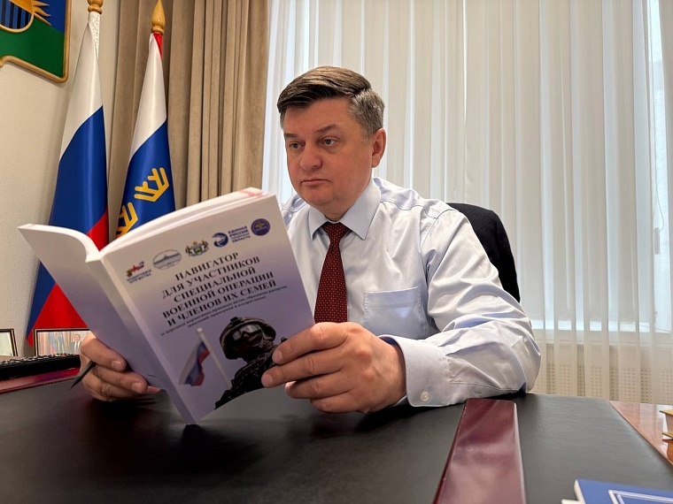 Пенсионер из Тюмени отправил книги со своими стихами на СВО