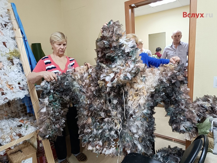 Тюменские мастерицы делают для фронта костюмы-невидимки