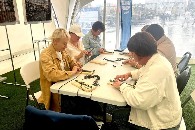 В детском саду Тюмени плетут «браслеты выживания» для участников СВО