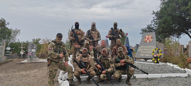 В зоне СВО тюменские бойцы восстановили могилы советских солдат, погибших в Великой Отечественной войне