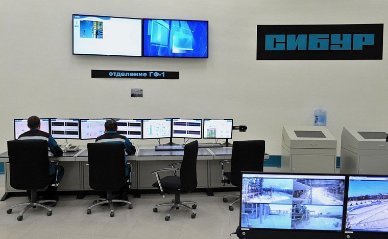 В основание «ЗапСибНефтеХима» забили первую сваю