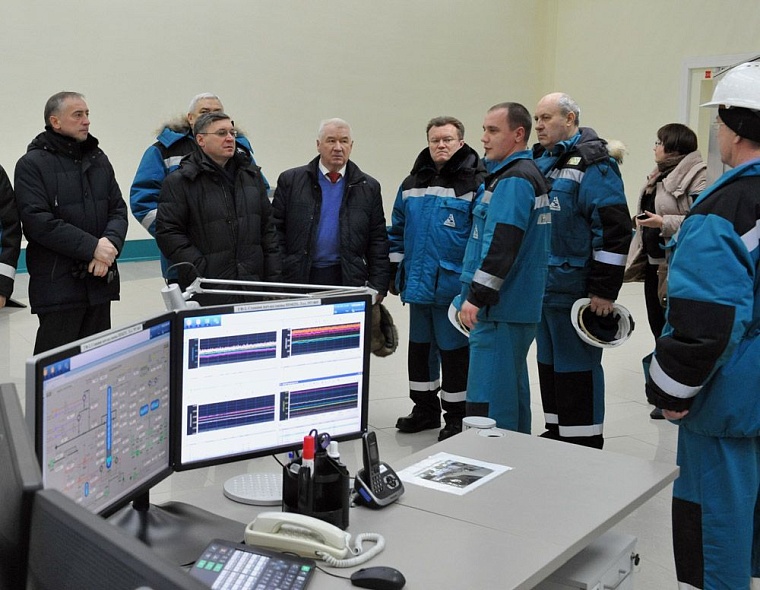 В основание «ЗапСибНефтеХима» забили первую сваю