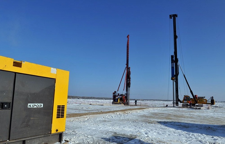 В основание «ЗапСибНефтеХима» забили первую сваю