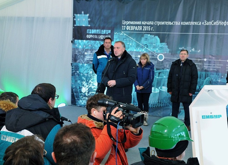 В основание «ЗапСибНефтеХима» забили первую сваю