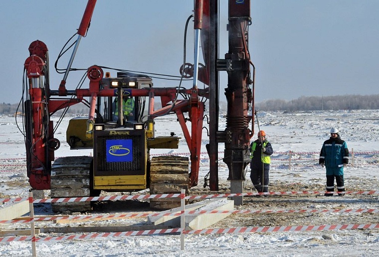В основание «ЗапСибНефтеХима» забили первую сваю