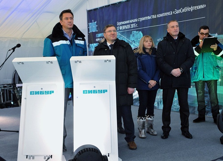 В основание «ЗапСибНефтеХима» забили первую сваю