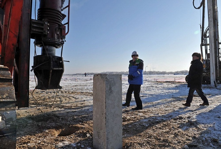 В основание «ЗапСибНефтеХима» забили первую сваю