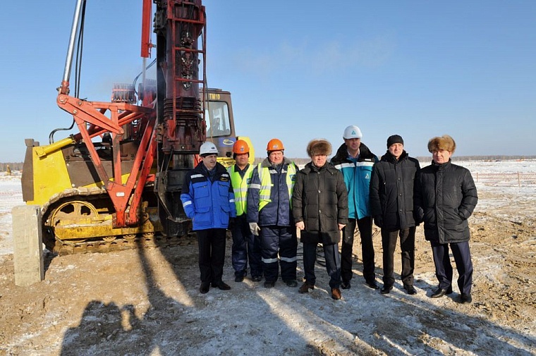 В основание «ЗапСибНефтеХима» забили первую сваю