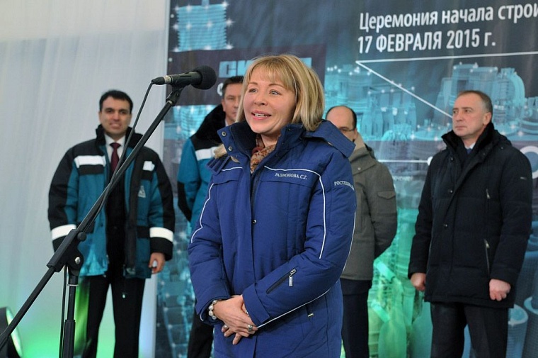 В основание «ЗапСибНефтеХима» забили первую сваю