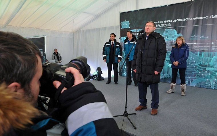 В основание «ЗапСибНефтеХима» забили первую сваю