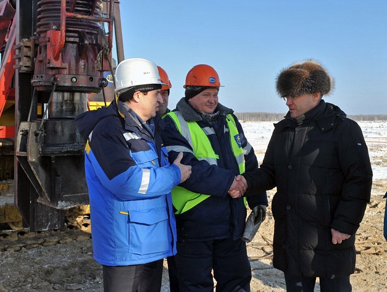 В основание «ЗапСибНефтеХима» забили первую сваю
