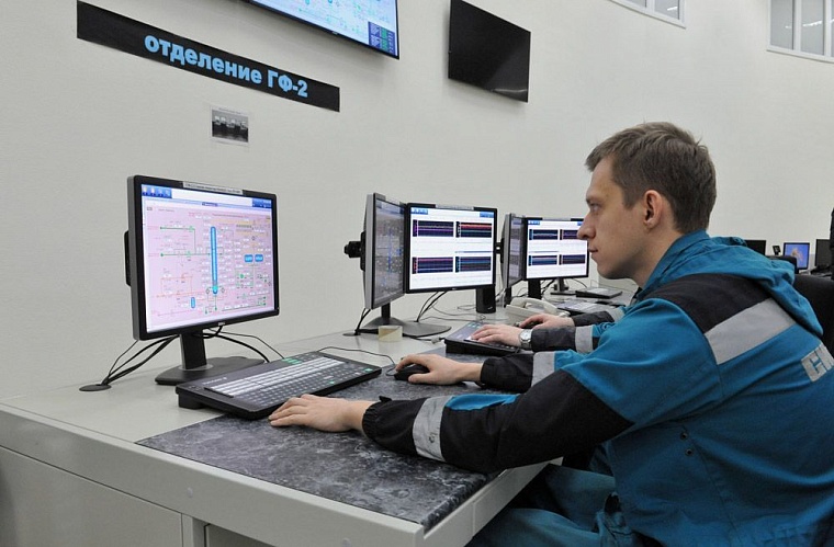 В основание «ЗапСибНефтеХима» забили первую сваю