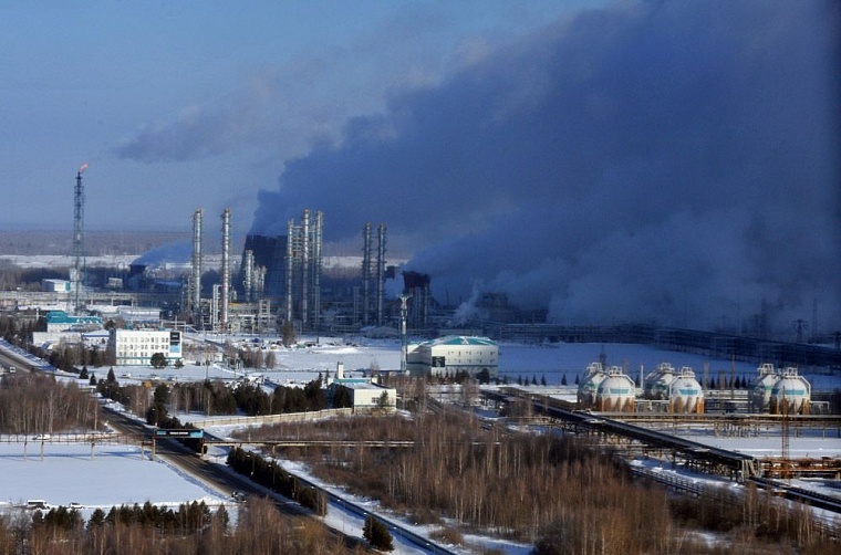 В основание «ЗапСибНефтеХима» забили первую сваю