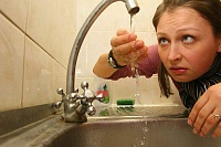 Тюменцы жалуются на перебои с водой и ее неприятный запах