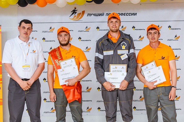 На Кальчинском месторождении Уватнефтегаза назвали имена лучших в нефтяной профессии