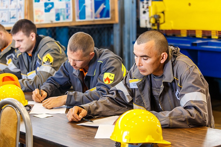 На Кальчинском месторождении Уватнефтегаза назвали имена лучших в нефтяной профессии