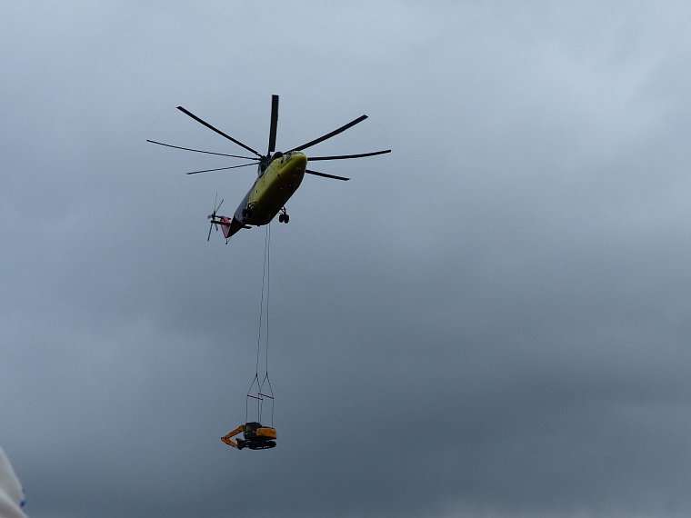 В небо над болотами подняли дрон и тяжелый экскаватор