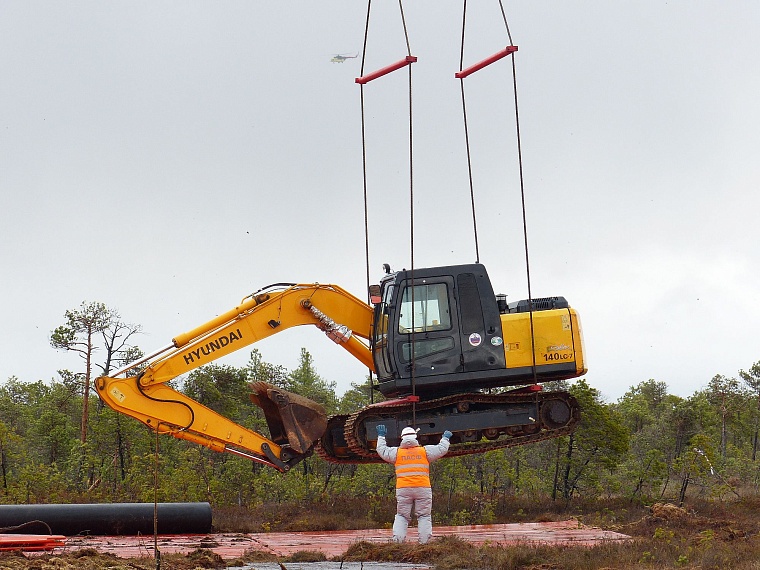 В небо над болотами подняли дрон и тяжелый экскаватор