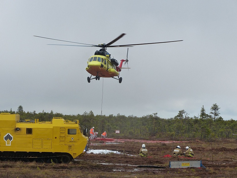 В небо над болотами подняли дрон и тяжелый экскаватор