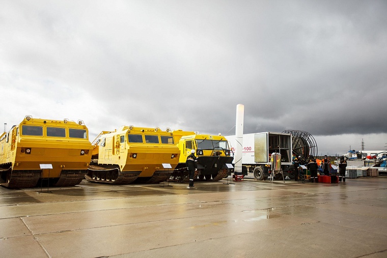 В небо над болотами подняли дрон и тяжелый экскаватор