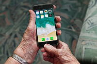 Прокачай бабушку! Пенсионеров в Тюмени научат пользоваться смартфонами