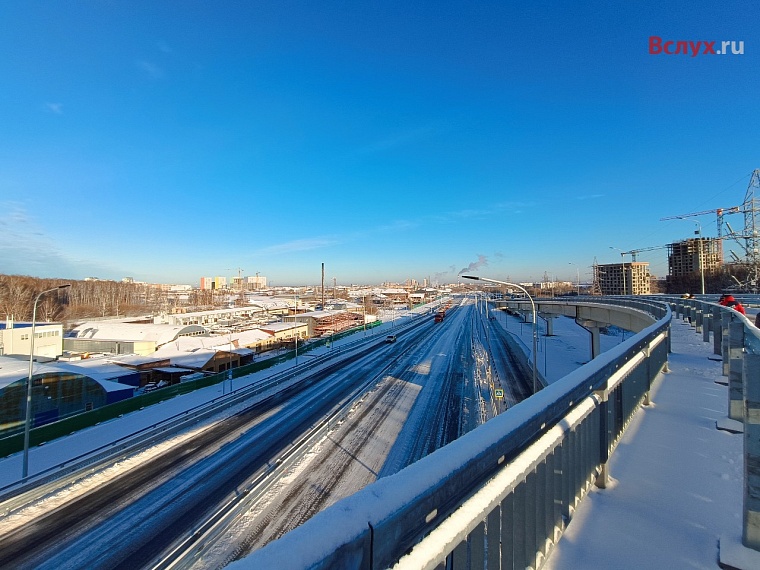 На трехуровневой развязке в Тюмени установили автоматическую противогололедную систему